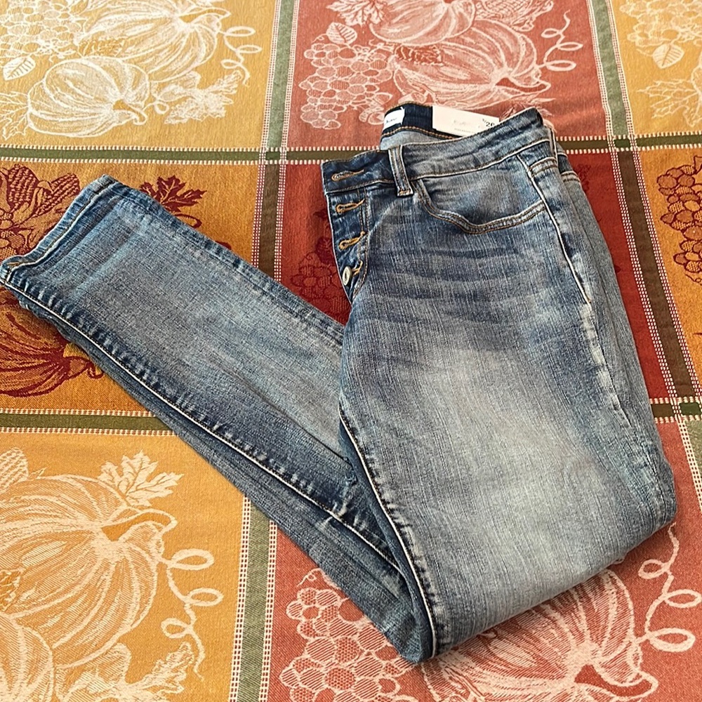 Brand New KanCan Jeans - NTW - Relaxed Fit - Slight distressing - Size 5/26